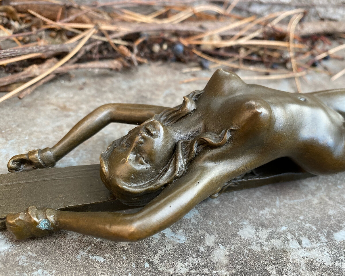 Bronzová socha nahá dívka erotické těžítko akt - 7