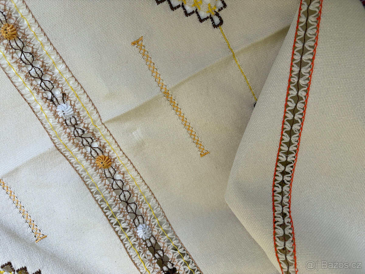 Ručně vyšívaný velký ubrus 156 x 129 cm - 7