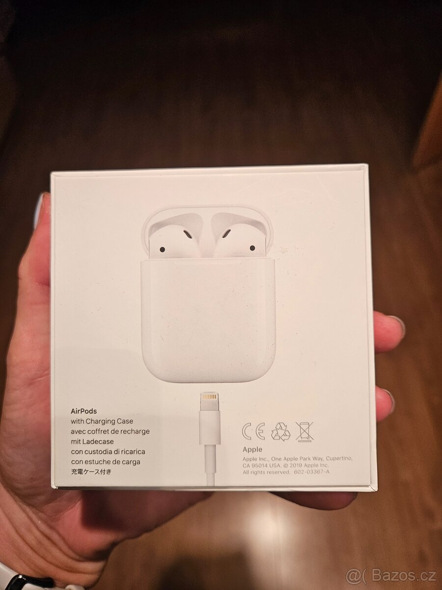 Apple AirPods 2 s nabíjecím pouzdrem - 7