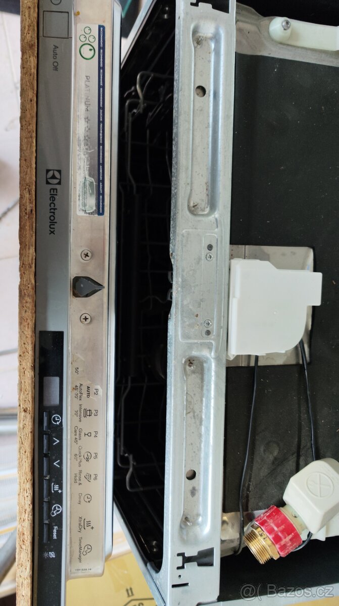 Americká lednice, dětské kolo, myčka nádobí a jídelní stůl. - 7