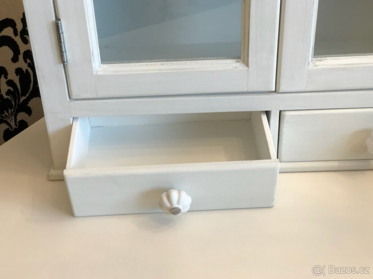 Závěsná skříňka na zeď v bílé barvě - 7