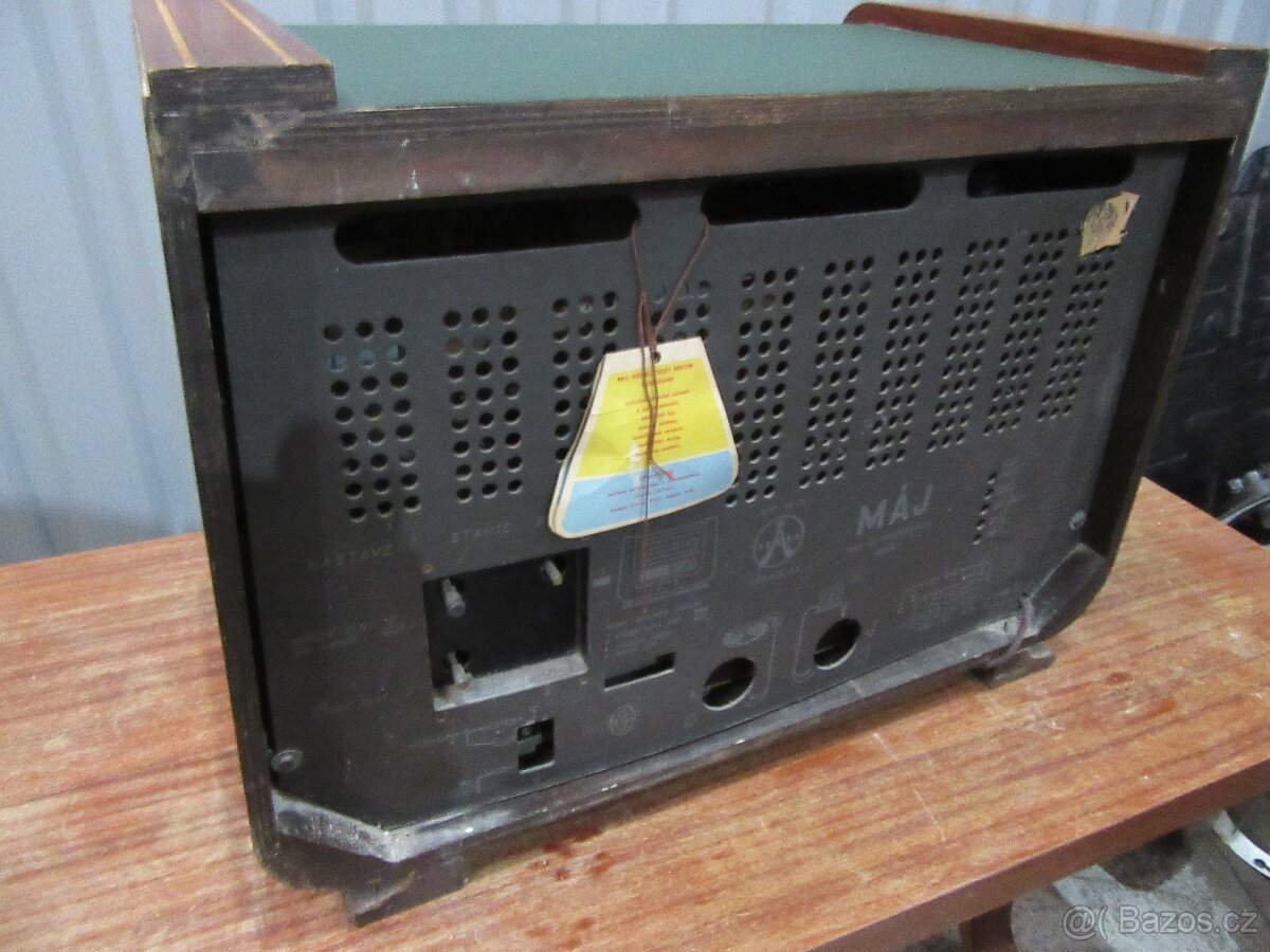 Nabízím staré radio Tesla Máj. Netestováno. Prodávám jako n - 7