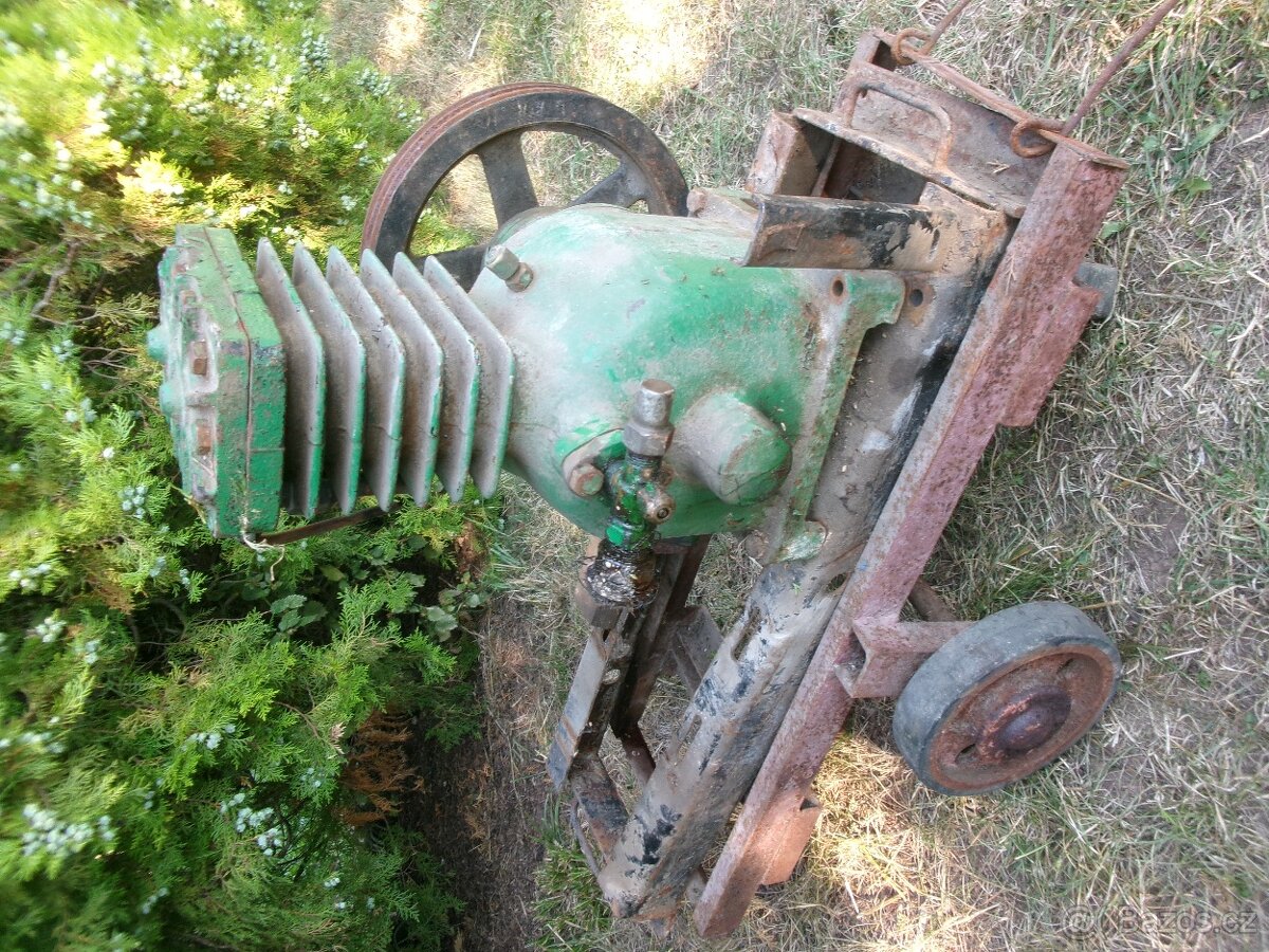 prodám hoblovku, staré nářadí-háky a další. Hoblovka bez mot - 7