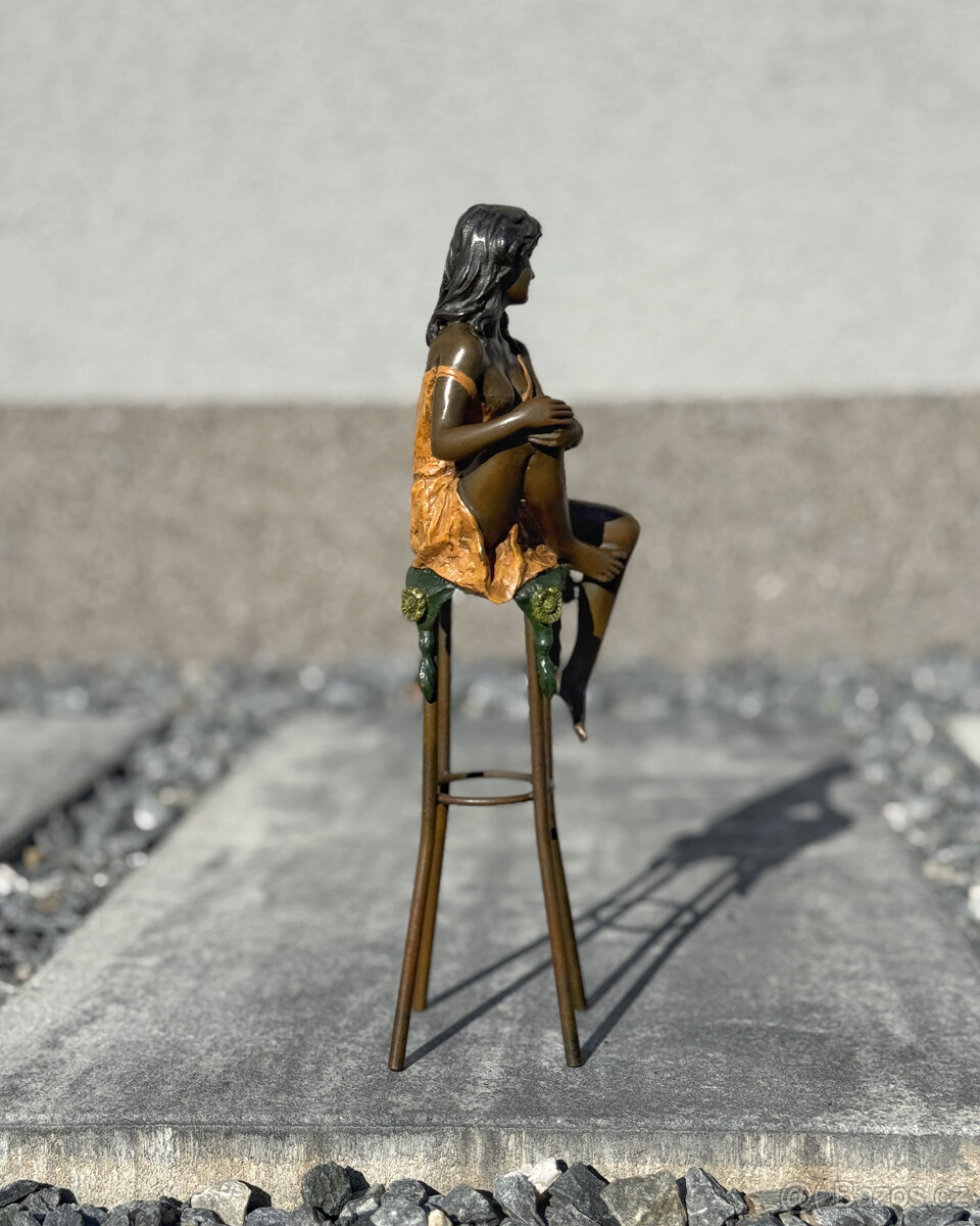 Bronzová socha Dáma na barové židli elegantní barevná soška - 7