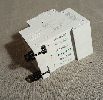 Jistič Eaton PL7 3x B32A 10 kA 3 fázový - 7