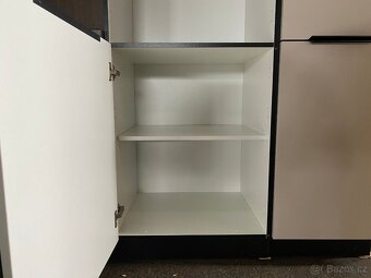 Moderní kuchyňská linka bez spotřebiči - 7