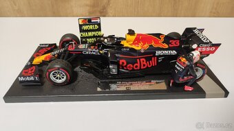 Max Verstappen 1:18 s figurkou - prvy titul Abu Dhabi 2021 - 7