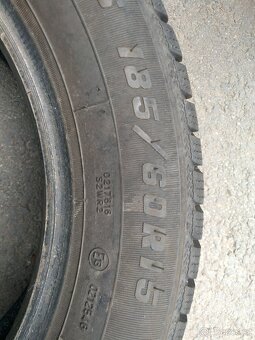Prodám zimní gumy Sava eskimo 185/60 R15 DOT 3323 - 7