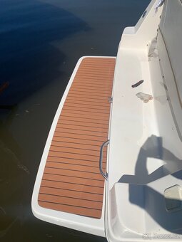 Prodám kajutovou loď Rinker 242 Fiesta vee - 7