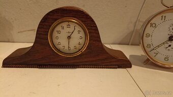 Staré krbové hodiny a 13 ks budíků - 7