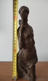 Bronzová soška ženy. - 7