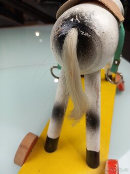 KONÍK NA KOLEČKÁCH -dřevo - 7