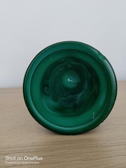 MALACHITOVÁ JADE VÁZA CCA 1930 - KRÁSNÝ PLASTICKÝ DEKOR - 7