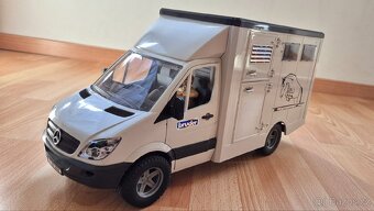 BRUDER: MB Sprinter transportér zvířat + 1 kůň - 7
