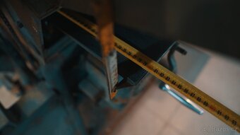 Srovnávačka s protahem, stolní pilou, příprava na frézování - 7