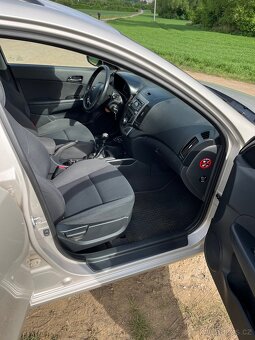 Hyundai i30 CW 1,6 Crdi 84kW rok 2009 - 7