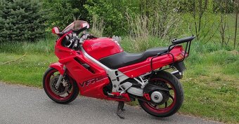 Honda VFR 750 F typ RC36 - 7