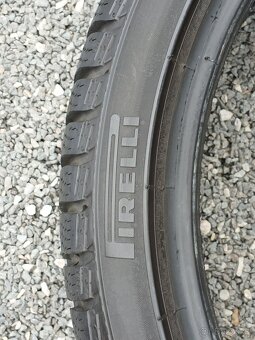 2ks zimní pneu Pirelli 225/40/19 vzorek  6,5mm - 7