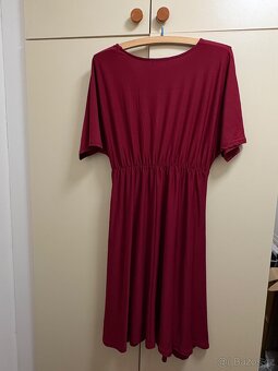 Vínové šaty a černé šaty - 7