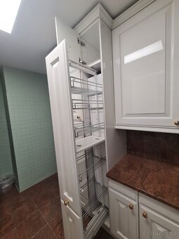 Krásná moderní kuchyňská linka se spořebiči - 7