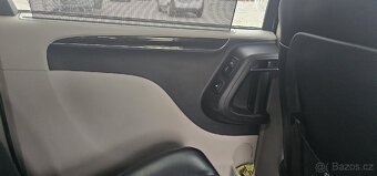 Chrysler town and country - 7