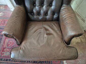 HNĚDÉ KOŽENÉ KŘESLO - UŠÁK VE STYLU CHESTERFIELD - 7