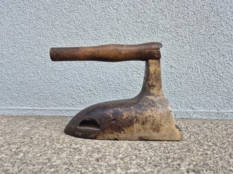 Starožitná žehlička s dřevěným madlem - 7