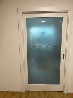 Posuvné bílé interierové dveře se sklem, 100cm - 7
