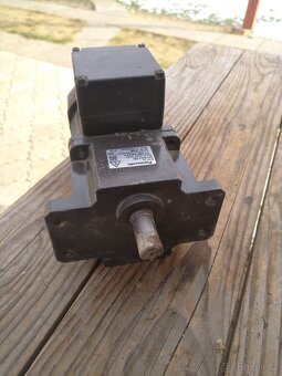Elektromotor s převodovkou - 7