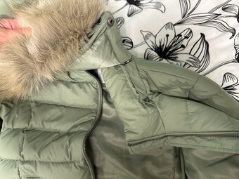 Tommy Jeans dámská péřová bunda s kožešinou Zelená XXS - 7