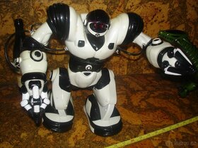 2x velký robot: RoboTyrannus, Robosapien, plastoví vojáčci - 7