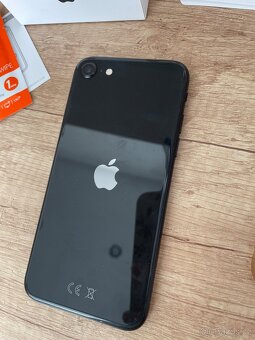 Černý iPhone SE 2020 64GB - 7