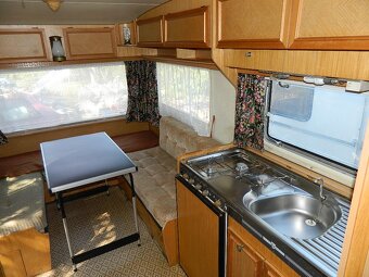 Dvouosý karavan Tabbert s přídavnou střechou - 7