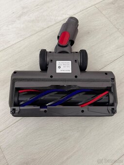 Tyčový a ruční vysavač Dyson V8 - 7