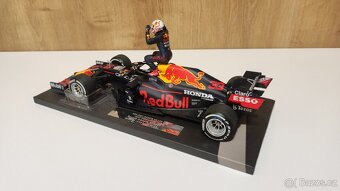 Max Verstappen 1:18 s figurkou - víťaz Monaco - 7