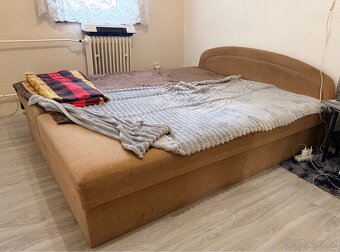 Postel, gauč, šicí stroj - 7