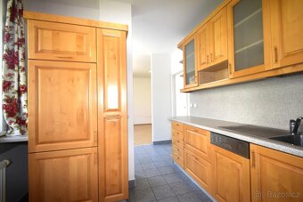 Velmi pěkný 2+kk, 68m2 se dvěma lodžiemi, garáží a sklepem, - 7