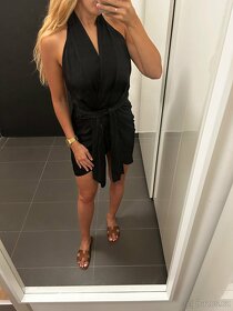 Nove cerne leskle saty s holymi zady - 7