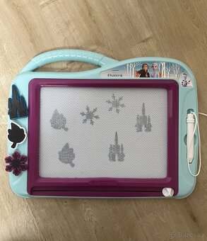 Magnetická kreslící tabulka Frozen Clementoni. - 7
