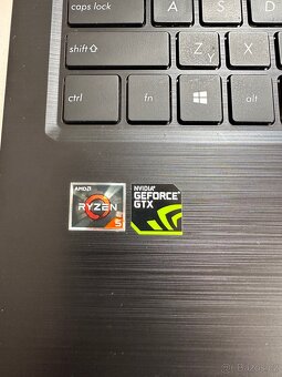 Herní notebook Asus X570Z - 7