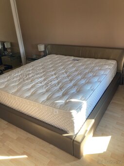 Postel s matraci a nočními stolky - 7