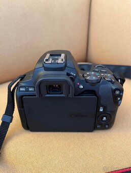 Canon EOS 250D + zrcadlovka - 7