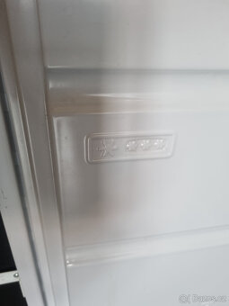 Darují za odvoz  vestavnou ledničku Whirpool - 7