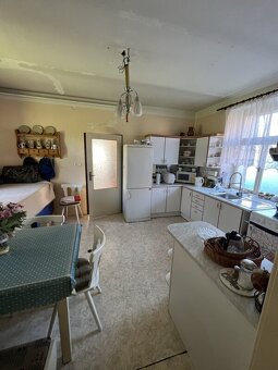 Prodej hospodářské usedlosti se stodolou, 2 493m2 pozemek, H - 7