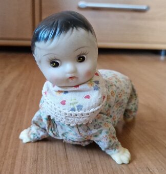 Stará tahací,cinkací,dětská hračka,lezoucí panenka na klíček - 7