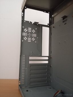 Starší PC skříň s DVD mechanikou a disketovou jednotkou - 7
