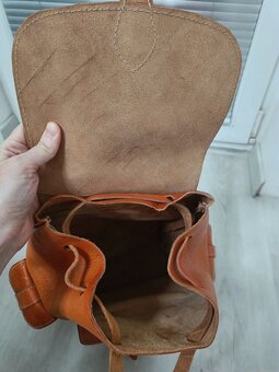 Oranžovohnědý kožený batoh - 7