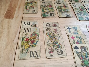 Set starých karet (Taroky + Mariáš) a kovový stojánek - 7