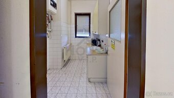 Pronájem kanceláře s vlastním zázemím a parkovištěm m2 - Be - 7