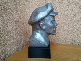 Busta V. I. LENINA z kovu, na podstavce. - 7